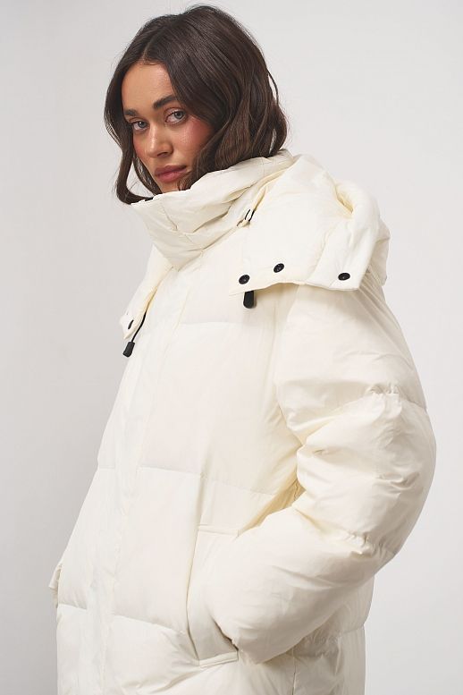 Пуховик довгий з капюшоном молочний