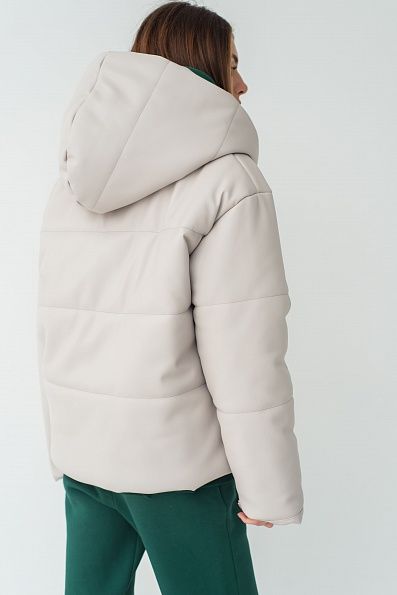 Куртка из эко кожи с капюшоном серо-молочная К0421