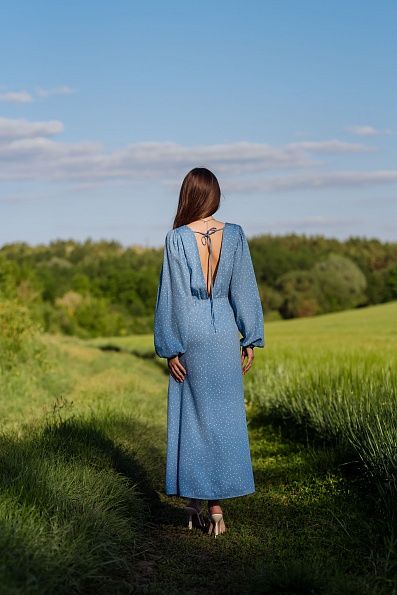 Платье макси с открытой спиной голубое в горох 