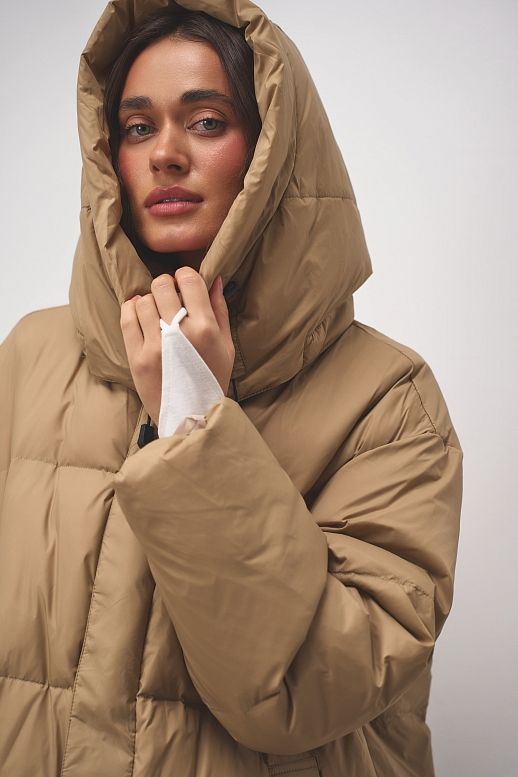 Пуховик довгий з капюшоном бежевий