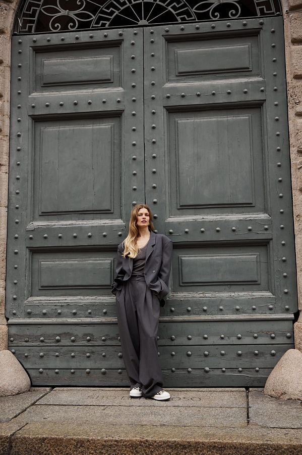 Костюм вільного крою із зав’язками на піджаку сірий URBAN-S/02 #RU# Костюм свободного кроя с завязками на сером пиджаке URBAN-S/02 № 1