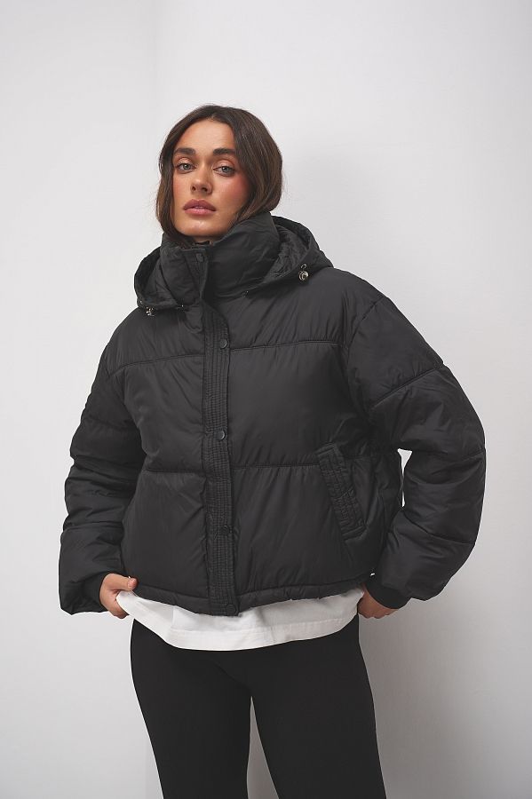 Пуховик короткий з капюшоном на замку чорний KUKZK #RU# Пуховик короткий с капюшоном на замке черный KUKZK № 5