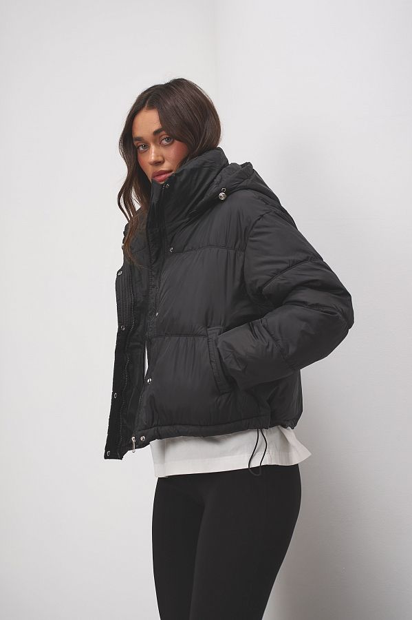 Пуховик короткий з капюшоном на замку чорний KUKZK #RU# Пуховик короткий с капюшоном на замке черный KUKZK № 2