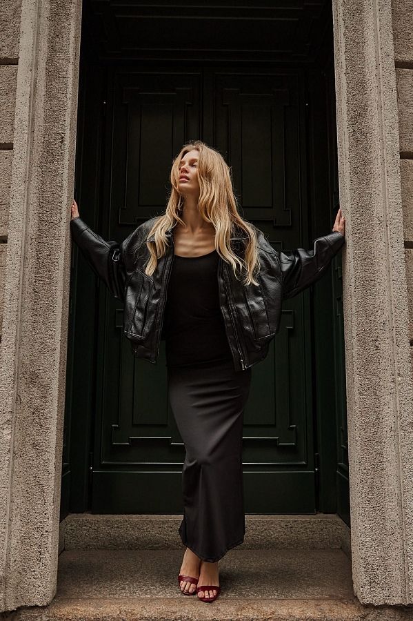 Сукня приталена на бретелях чорна URBAN/D-01 № 3