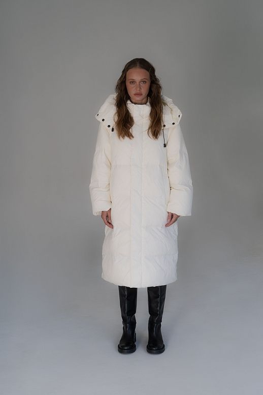 Пуховик довгий з капюшоном молочний