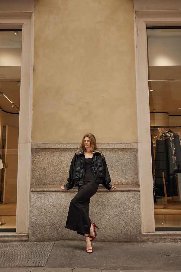 Сукня приталена на бретелях чорна URBAN/D-01 № 5