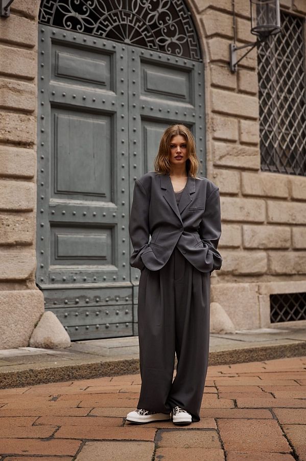 Костюм вільного крою із зав’язками на піджаку сірий URBAN-S/02 #RU# Костюм свободного кроя с завязками на сером пиджаке URBAN-S/02 № 6