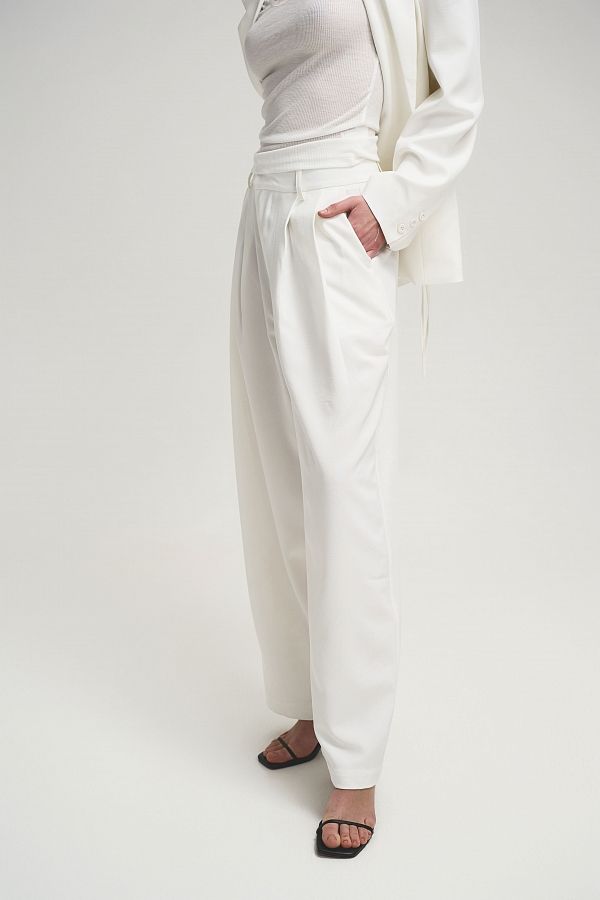 Костюм вільного крою із зав’язками на піджаку молочний URBAN-S/01 #RU# Костюм свободного кроя с завязками на пиджаке молочный URBAN-S/01 № 8