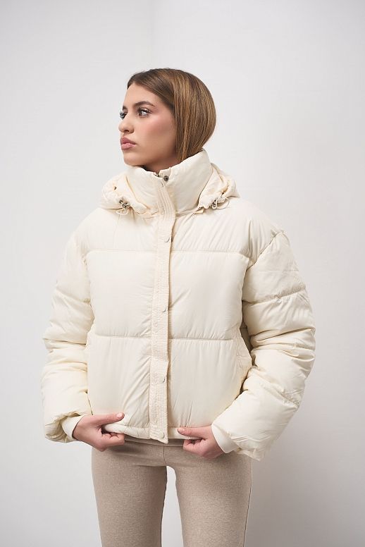 Пуховик короткий з капюшоном на замку молочний - №2