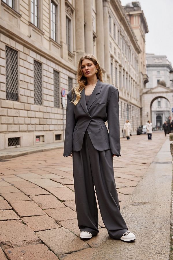 Костюм вільного крою із зав’язками на піджаку сірий URBAN-S/02 #RU# Костюм свободного кроя с завязками на сером пиджаке URBAN-S/02 № 4