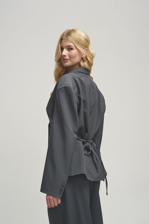 Костюм вільного крою із зав’язками на піджаку сірий URBAN-S/02 #RU# Костюм свободного кроя с завязками на сером пиджаке URBAN-S/02 № 9