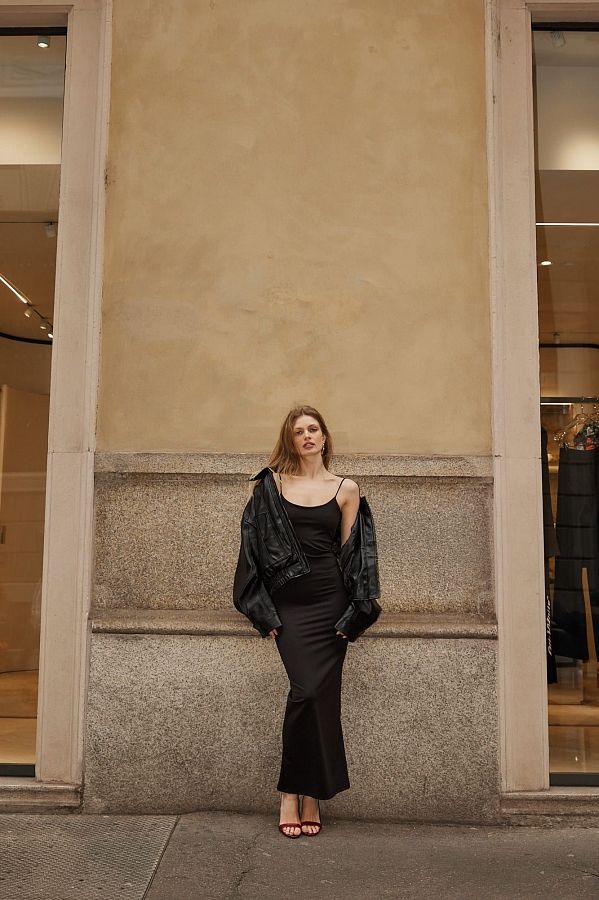 Сукня приталена на бретелях чорна URBAN/D-01 № 6