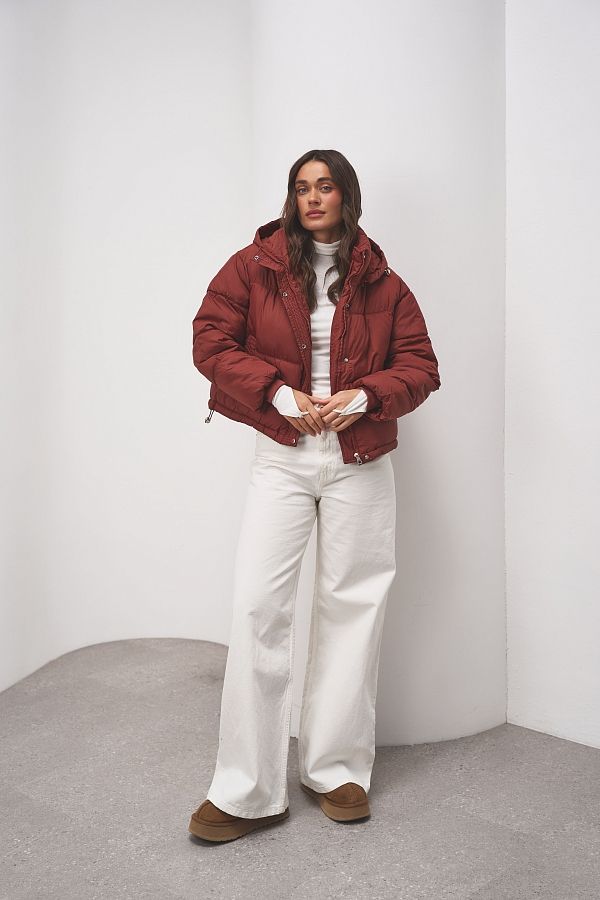 Пуховик короткий з капюшоном на замку бордовий KUKZK #RU# Пуховик короткий с капюшоном на замке бордовый  KUKZK № 1