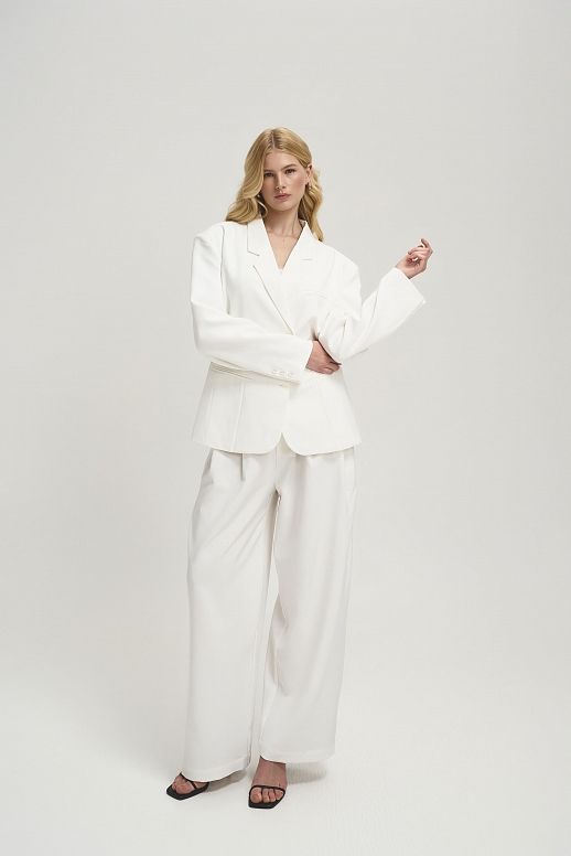 Костюм вільного крою із зав’язками на піджаку молочний