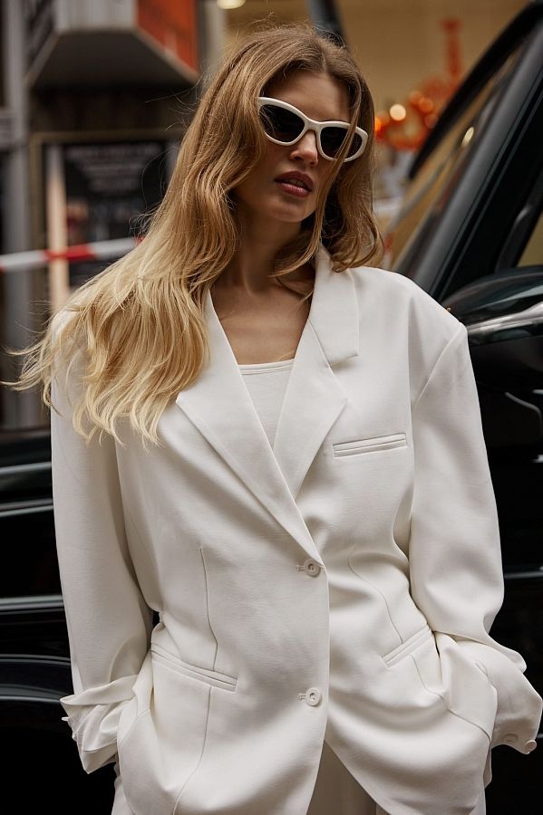 Костюм вільного крою із зав’язками на піджаку молочний URBAN-S/01 #RU# Костюм свободного кроя с завязками на пиджаке молочный URBAN-S/01 № 8