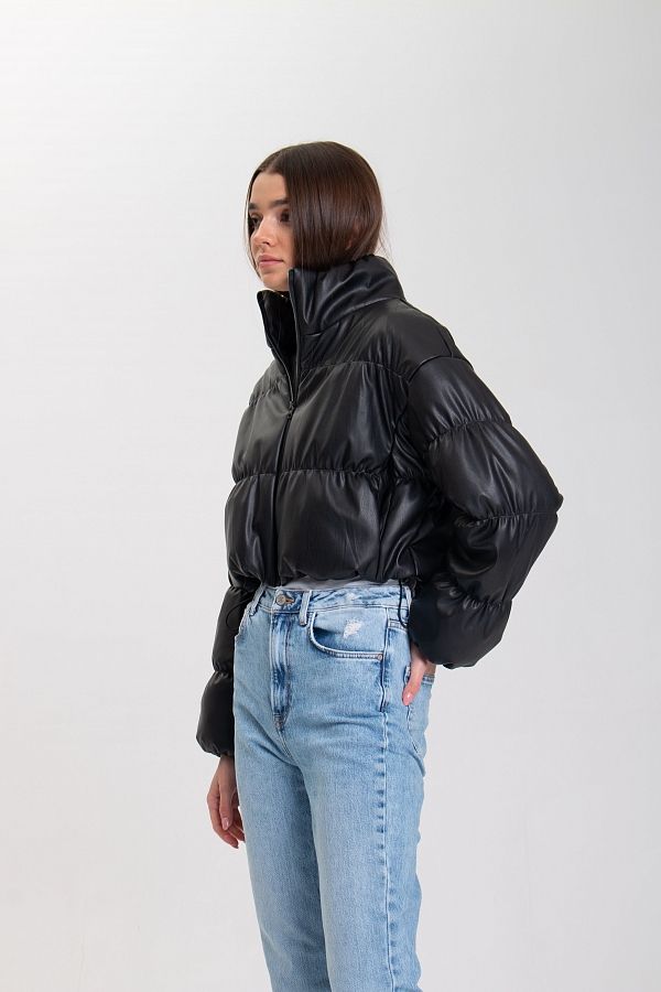 Вкорочена куртка з екошіри чорна K0523