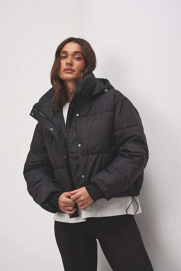 Пуховик короткий з капюшоном на замку чорний KUKZK #RU# Пуховик короткий с капюшоном на замке черный KUKZK № 1