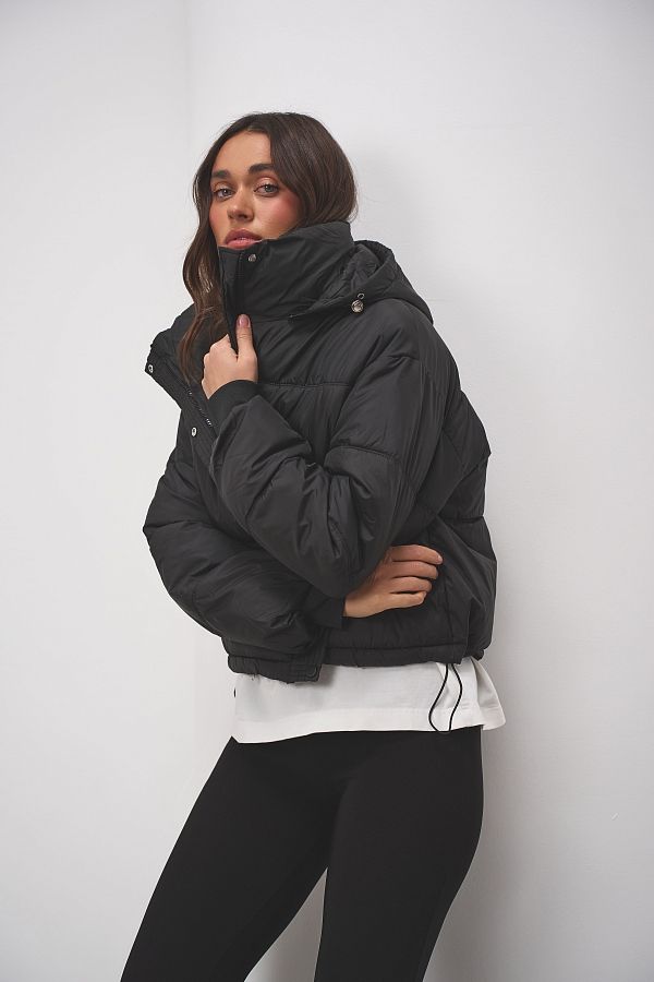 Пуховик короткий з капюшоном на замку чорний KUKZK #RU# Пуховик короткий с капюшоном на замке черный KUKZK № 4