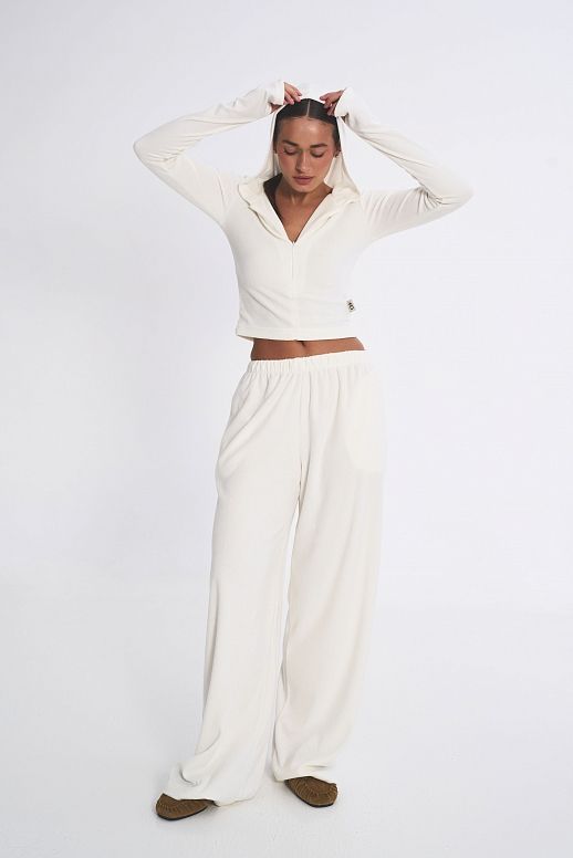 Костюм приталений із замком молочний