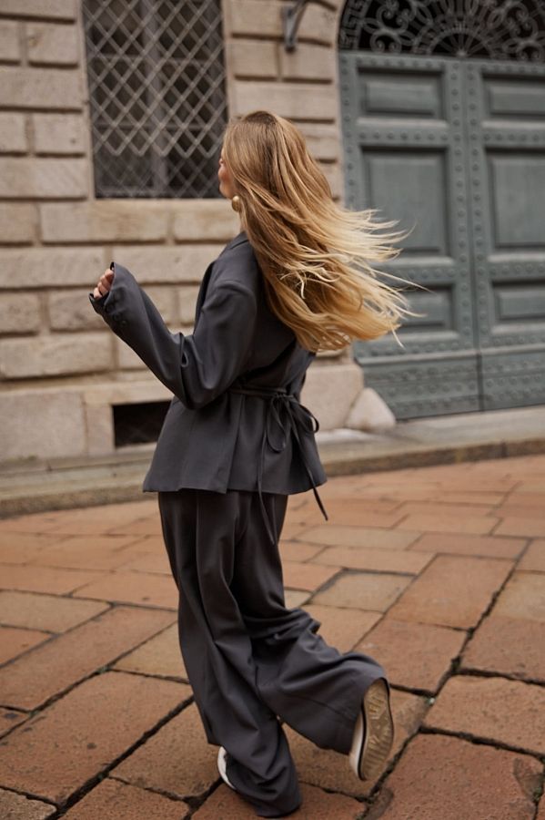 Костюм вільного крою із зав’язками на піджаку сірий URBAN-S/02 #RU# Костюм свободного кроя с завязками на сером пиджаке URBAN-S/02 № 10