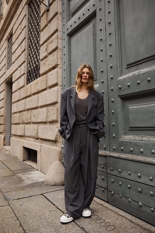 Костюм вільного крою із зав’язками на піджаку сірий - №2