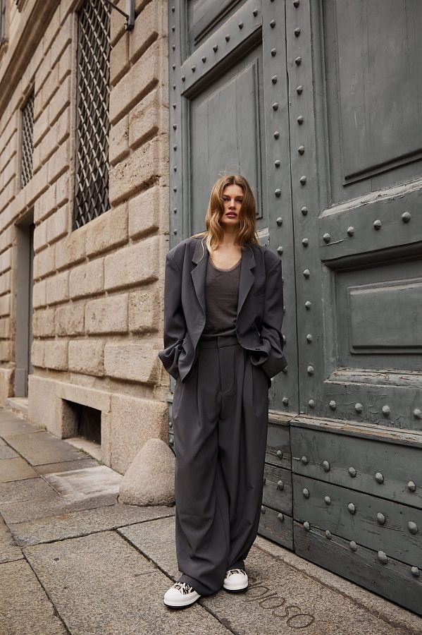 Костюм вільного крою із зав’язками на піджаку сірий URBAN-S/02 #RU# Костюм свободного кроя с завязками на сером пиджаке URBAN-S/02 № 2