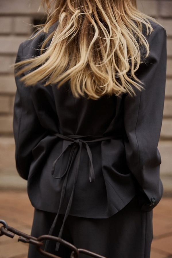 Костюм вільного крою із зав’язками на піджаку сірий URBAN-S/02 #RU# Костюм свободного кроя с завязками на сером пиджаке URBAN-S/02 № 8